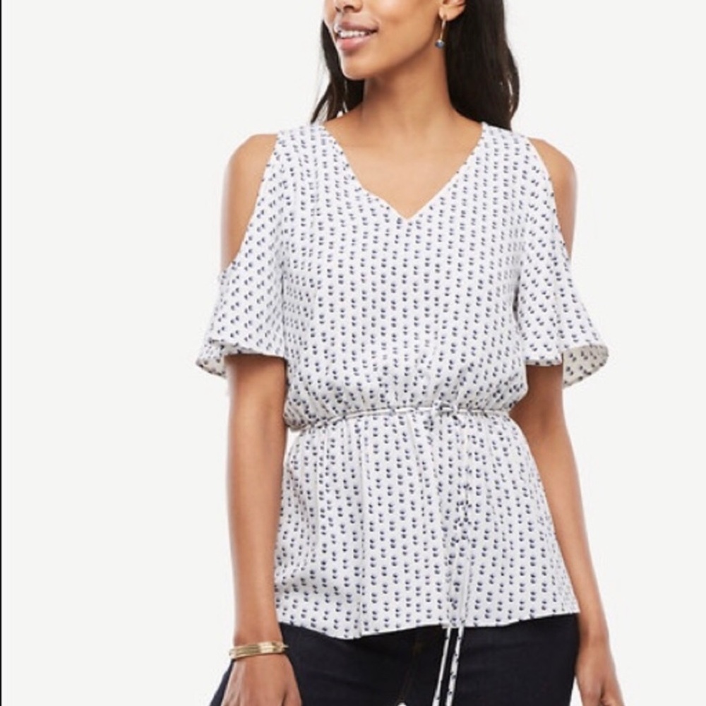 3/$25👑 Ann Taylor Size Small Cold Shoulder Blouse